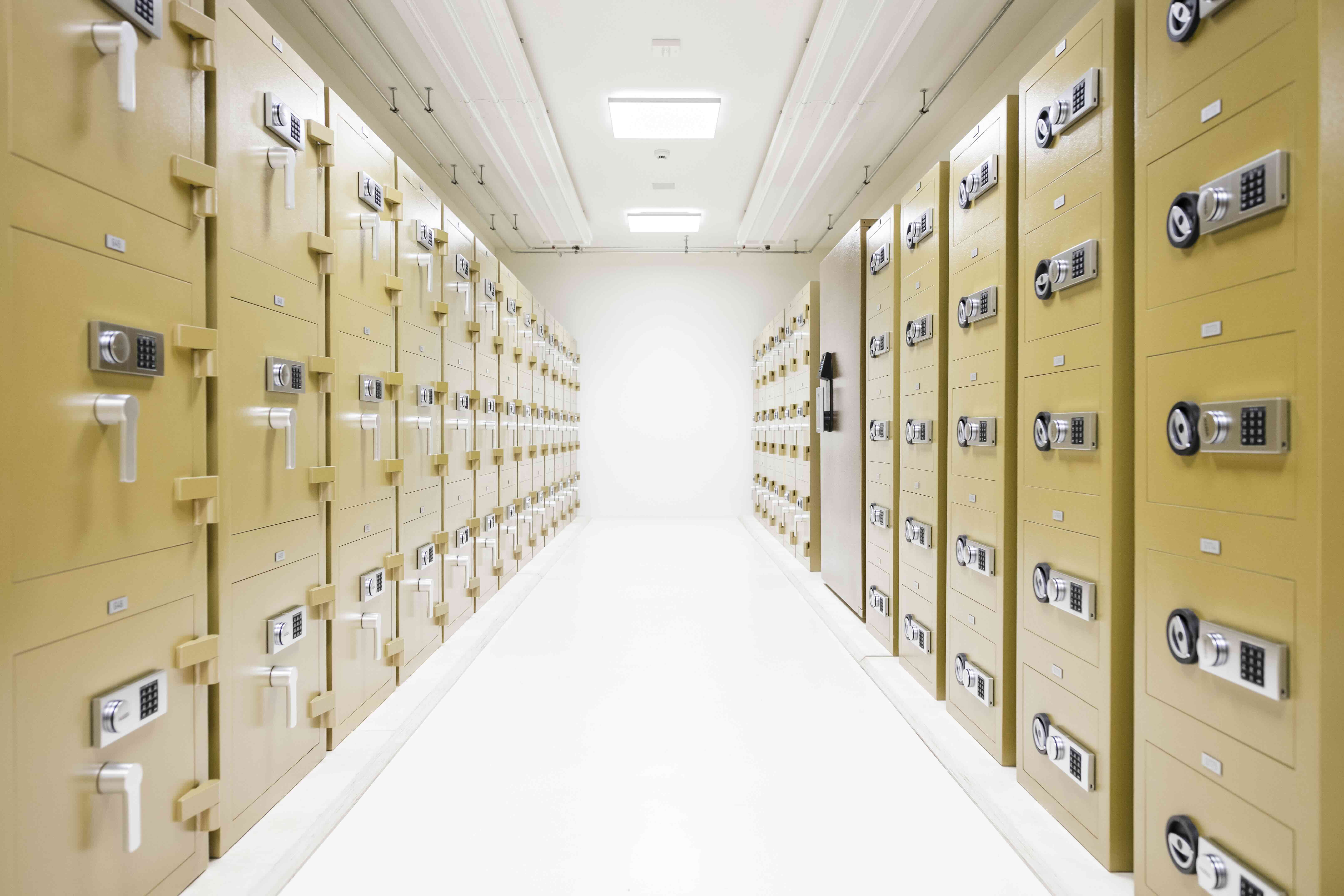 Sicherer Tresorgang mit Reihen von Schliessfüchern bei der Rheingold Edelmetall AG